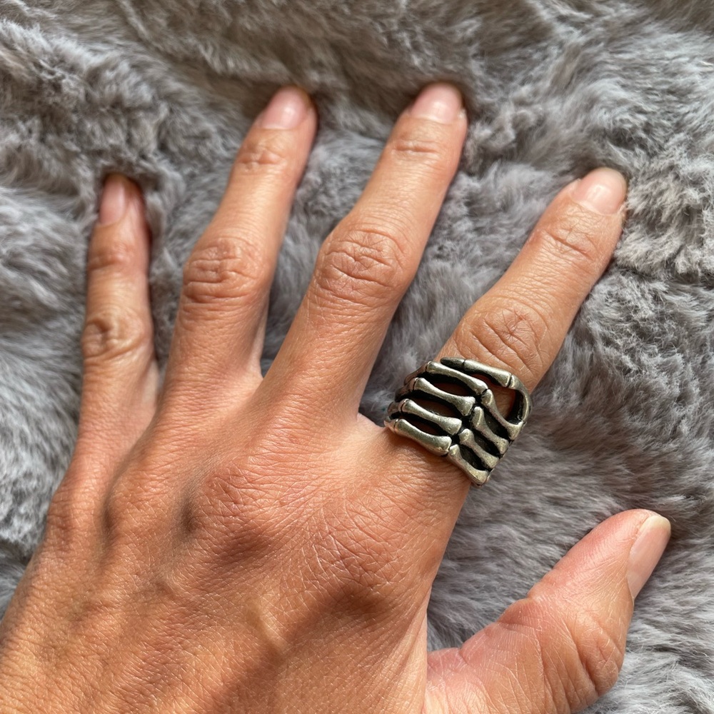 Silver Skeleton Shaped Ring. Size: About 7.5